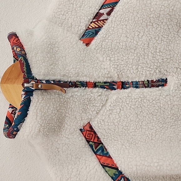 Hooey Sherpa Pullover White with Aztec Accents - Picture 5 of 11